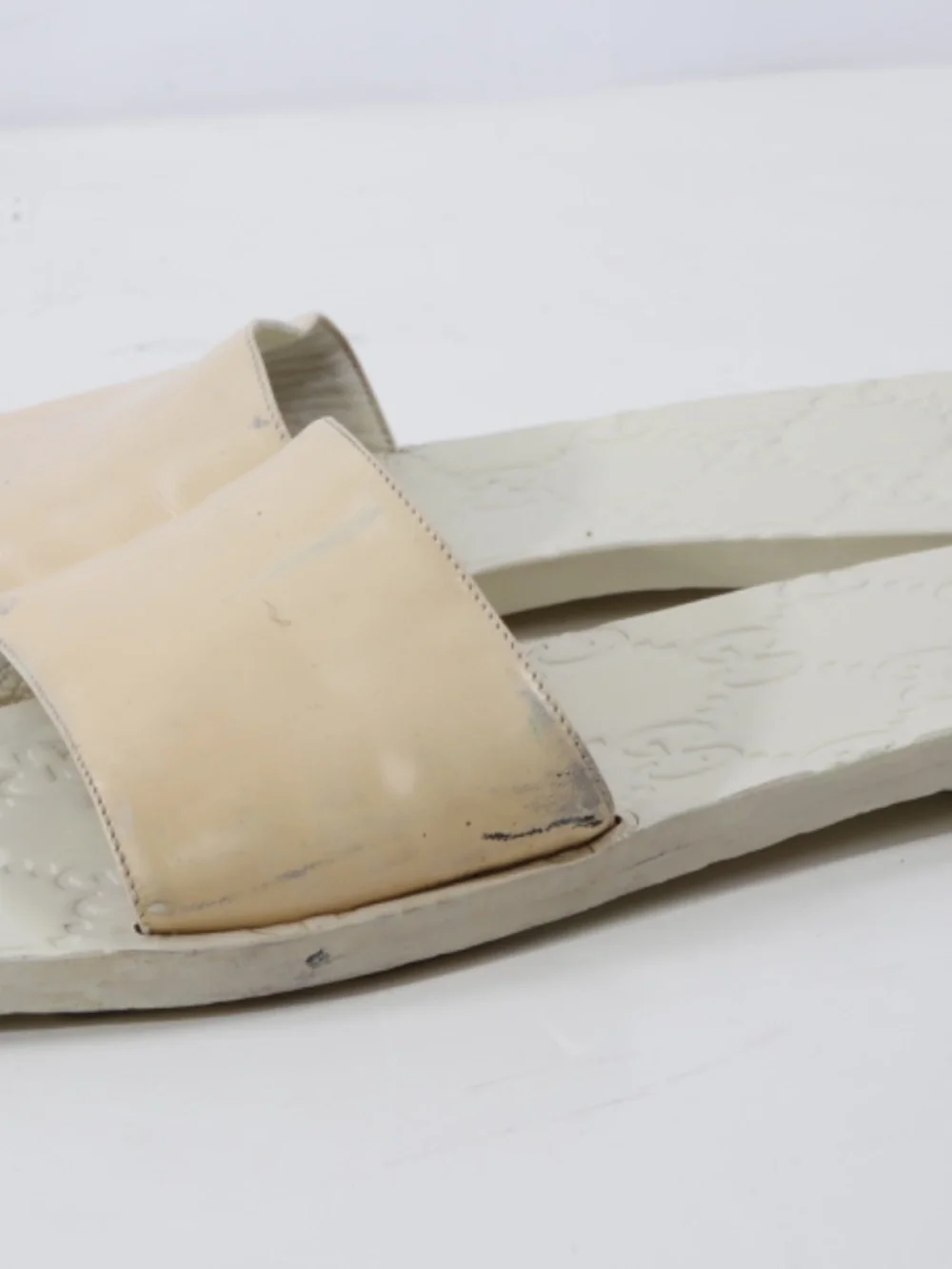 Gucci Vintage GG Monogram Ivory Leather Flat Slide Sandals size 7 Slip On Shoes